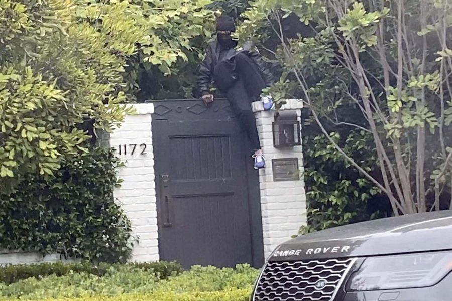 Un intruso trepando por la puerta de la casa de Ben Affleck