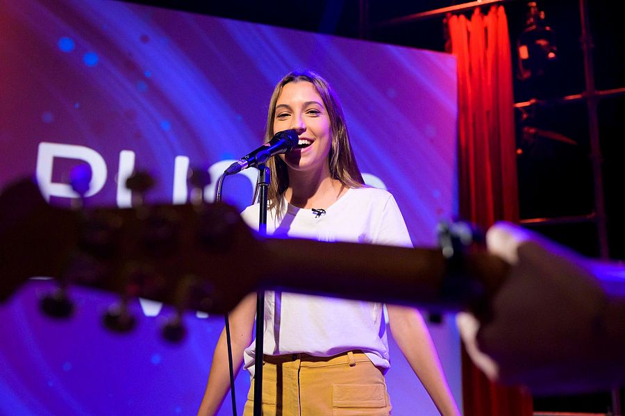 Sara Roy durant l'actuació, davant del micro, al plató del programa