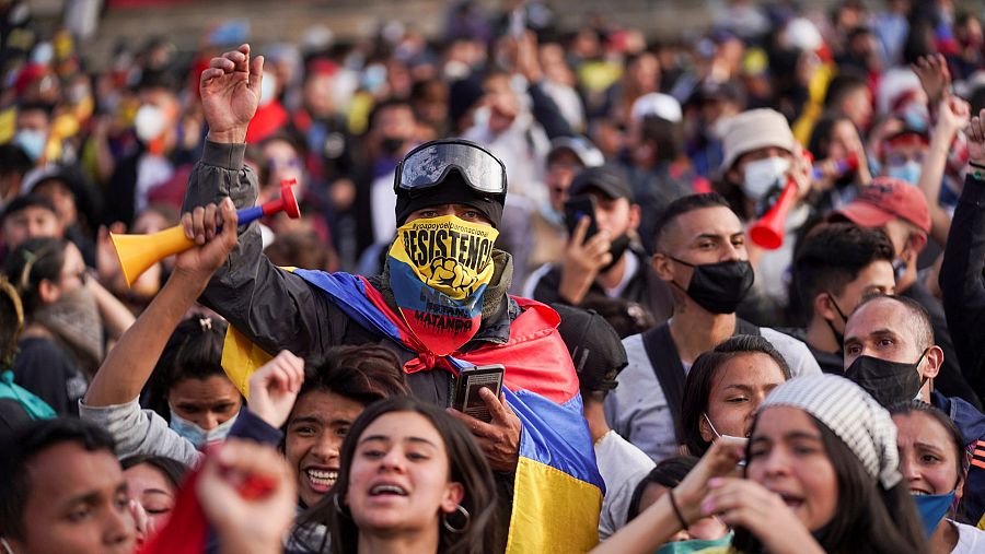 Manifestantes en protestas antigubernamentales en Bogotá, Colombia