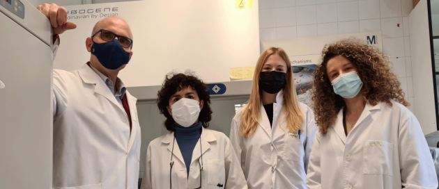 Las investigadoras Inés y Sabina junto con los directores del laboratorio.