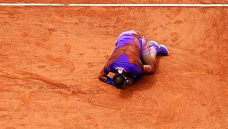 Nadal se duele tras una caída en su partido ante Zverev en Roma.