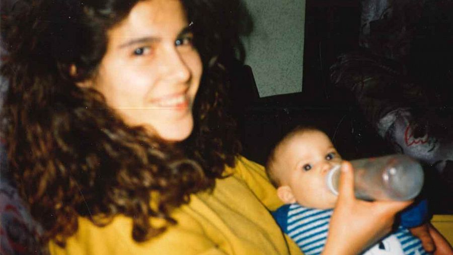 Ana Mari, la madre de Ana Iris Simón, y ella cuando era un bebé