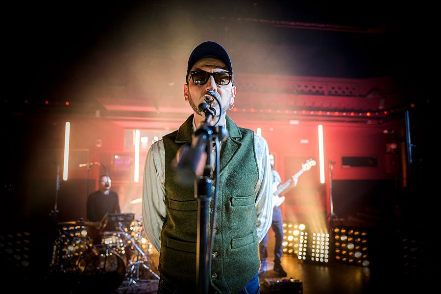 Vicente Leone davant del micro a l'actuació amb Manel a 'Efecte Collins'