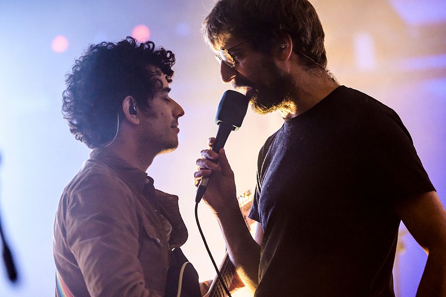 Roger Padilla amb la guitarra i Guillem Gisbert amb un micròfon en un moment de l'actuació a la sala Apolo