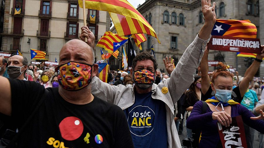 Varios manifestantes, convocados por la ANC, piden en Barcelona a ERC y JxCat un acuerdo para un Govern independentista. 