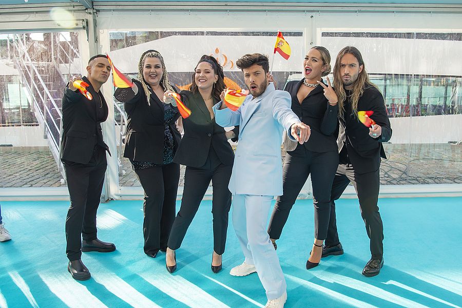 Blas Cantó junto a sus coristas: Héctor Artiles, Irene Alman, Daira Monzón, Alba Gil y Dángelo Ortega