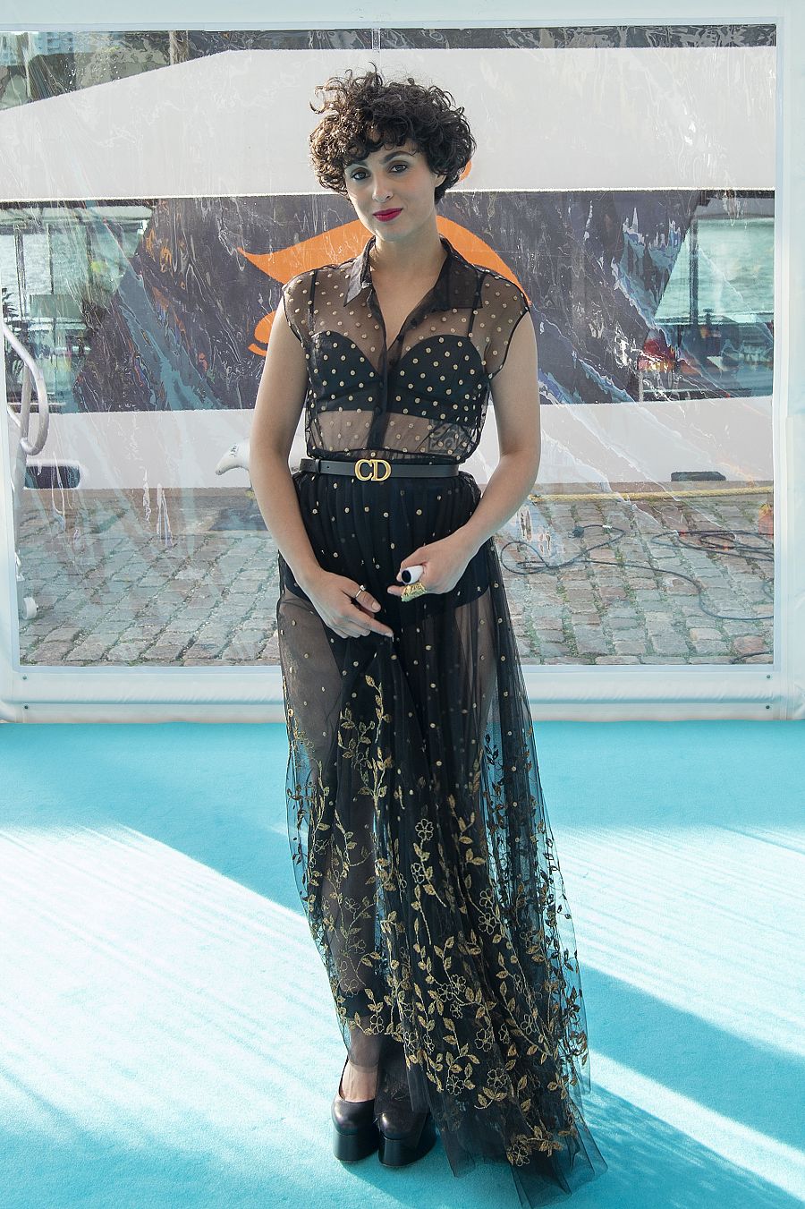 Bárbara Pravi, de Francia, en la alfombra turquesa de Eurovisión 2021