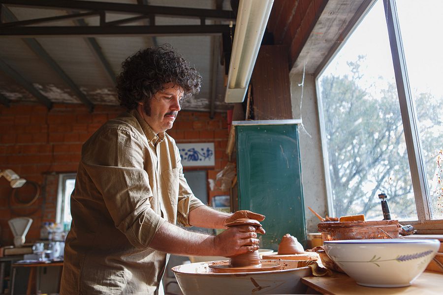 Touri moldeando cerámica