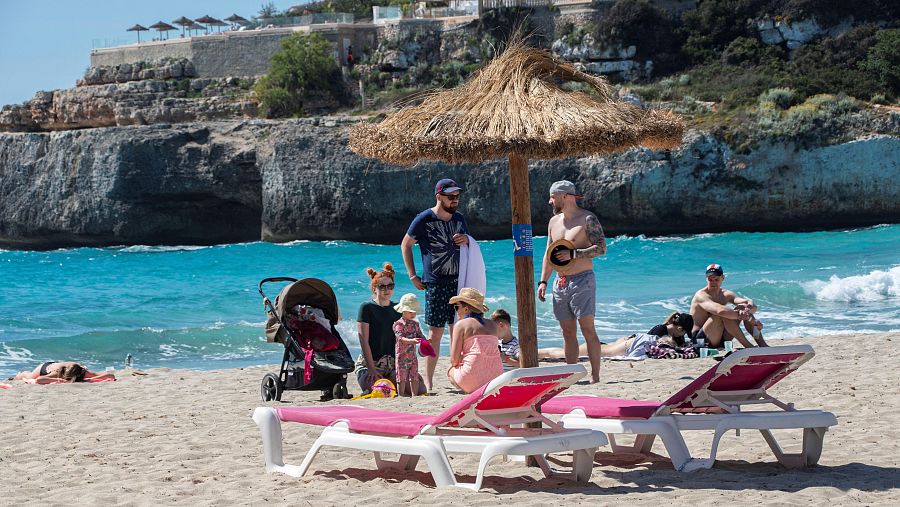 Varias personas, en la playa de Cala Domingos, de la localidad balear de Manacor.