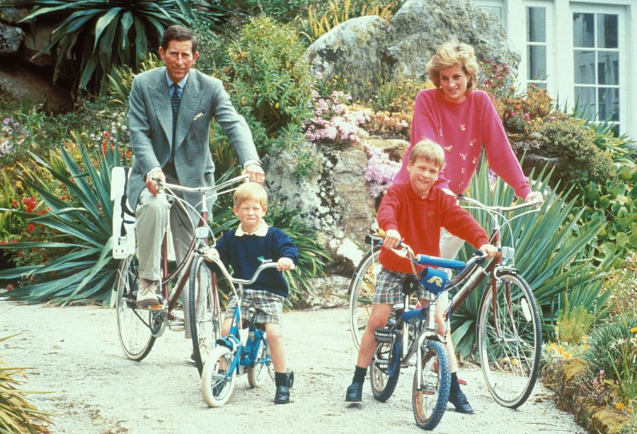 Diana de Gales y el príncipe Carlos con William y Harry