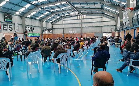 Reunión vecinal informativa en el polideportivo de Selaya, en los Valles Pasiegos (Cantabria).