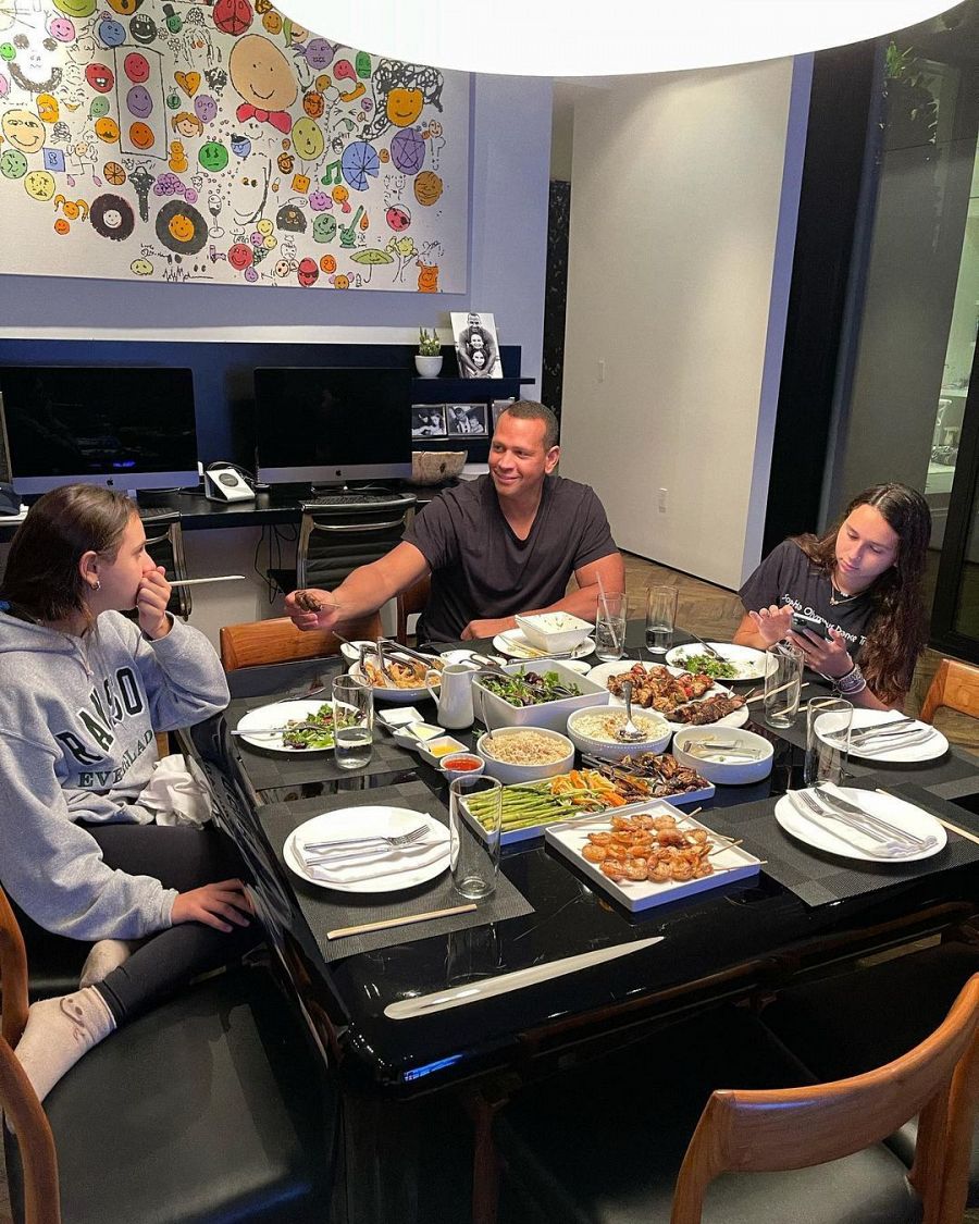 Álex Rodríguez cenando junto a sus hijas