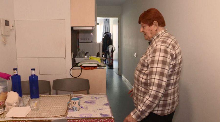 Aldo en su casa modular industrializada.