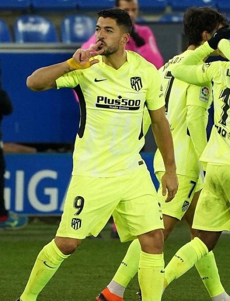 Luis Suárez celebra su gol ante el Alavés