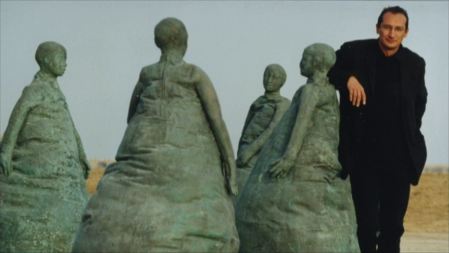 Juan Muñoz con una de sus esculturas