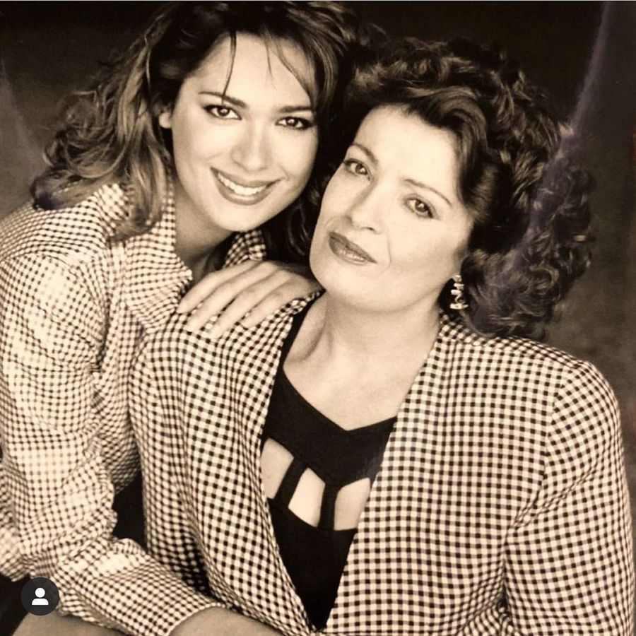 Mar Saura junto a su madre