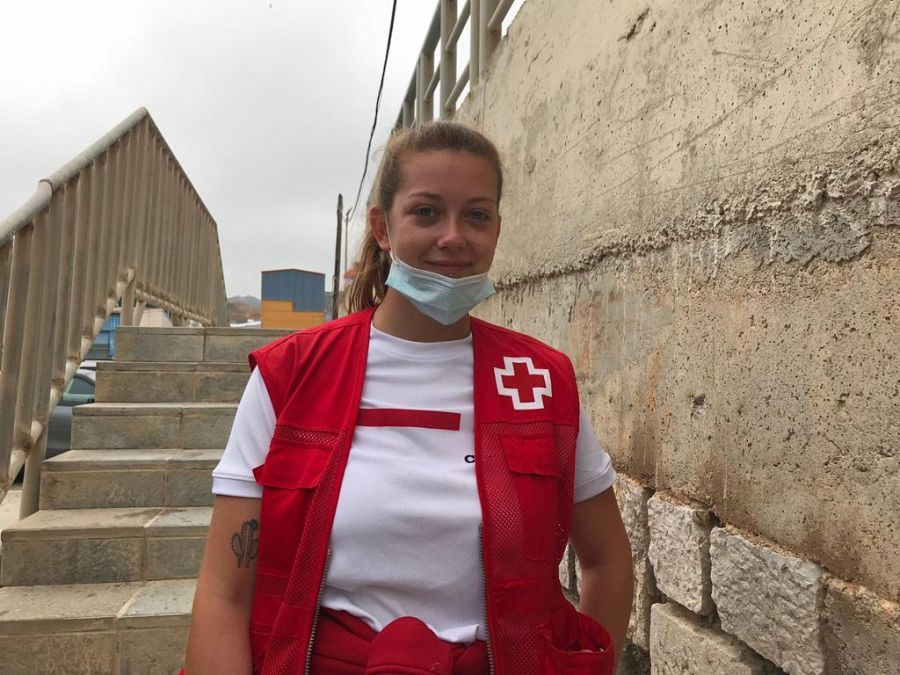 Luna Reyes, trabajadora de Cruz Roja, reconoce estar abrumada por las reacciones a su gesto humanitario.