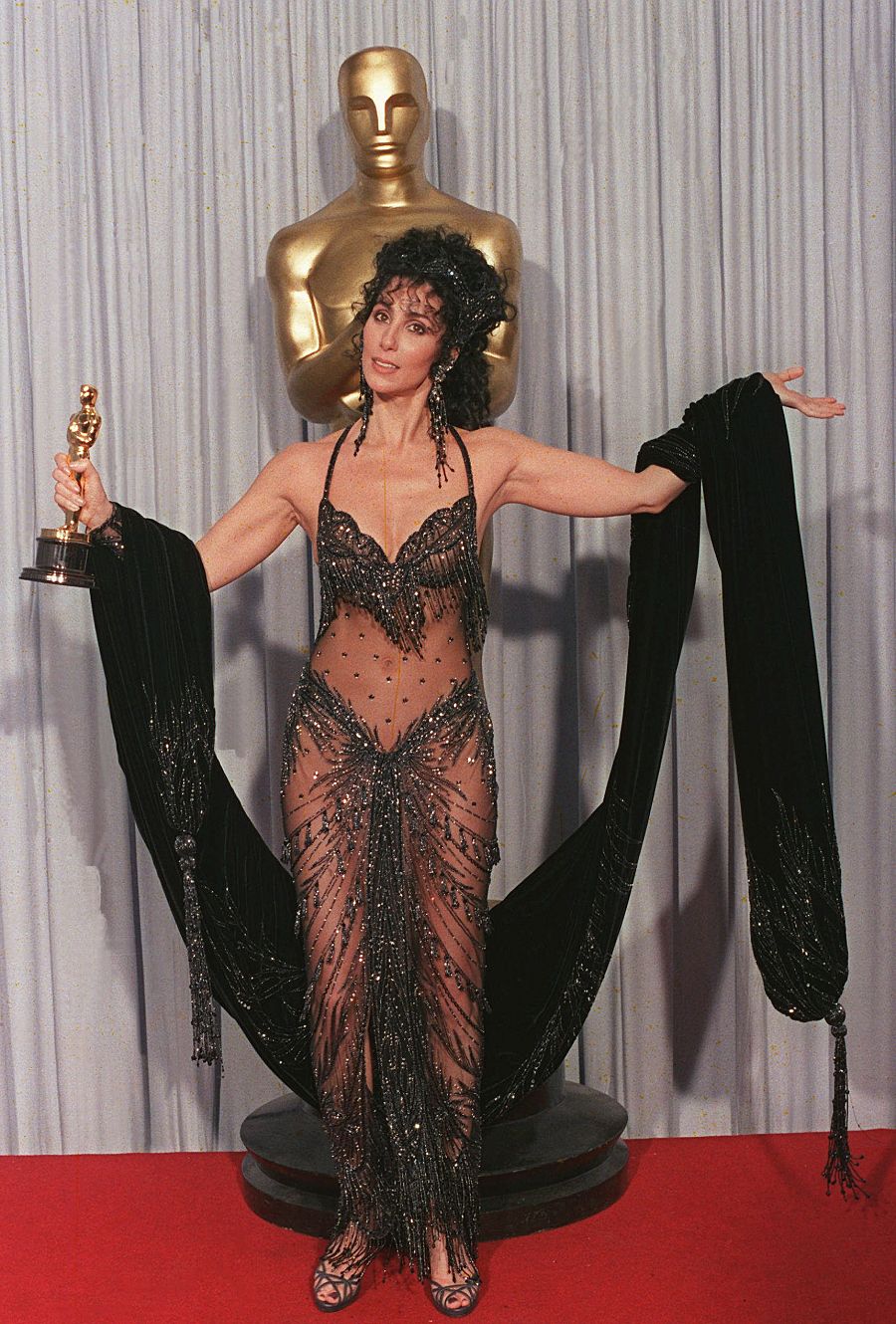 Cher en los Oscar vestida de Bob Mackie