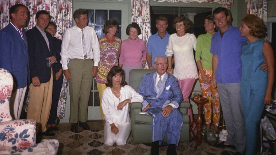 El clan Kennedy, alrededor de los patriarcas Rose, con jersey rosa y Joseph, sentado junto a Jackie