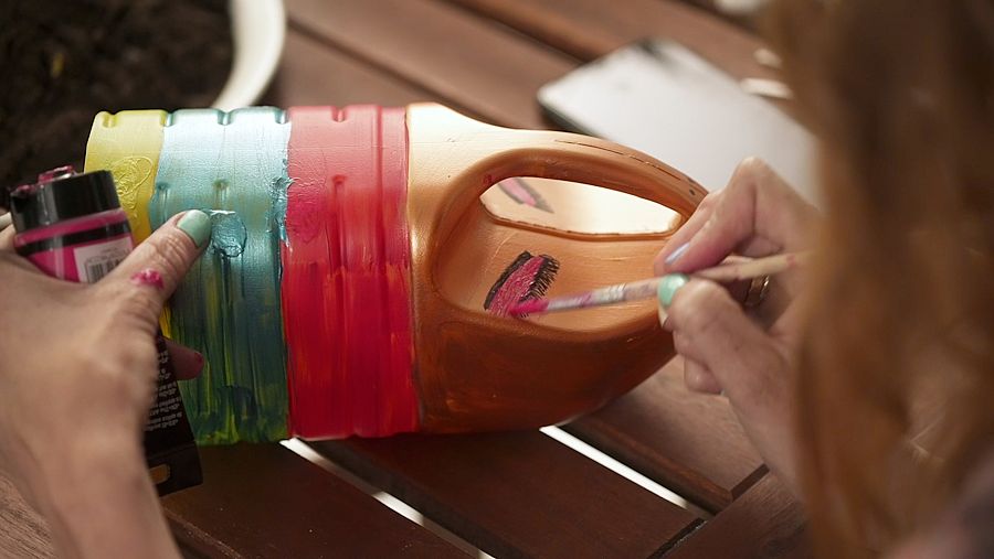 María Resuelve con María Castro: Macetas colgantes. Decoramos con pintura permanente