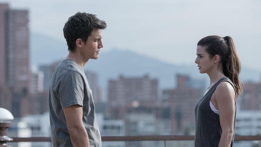 Alex González y Clara Lago en 'Órbita 9' (2017)