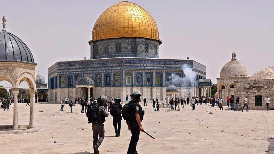 Fuerzas de seguridad israelíes se enfrentan a palestinos este viernes 21 de mayo, en la explanada de la mezquita de Al Aqsa, en Jerusalén. AHMAD GHARABLI / AFP
