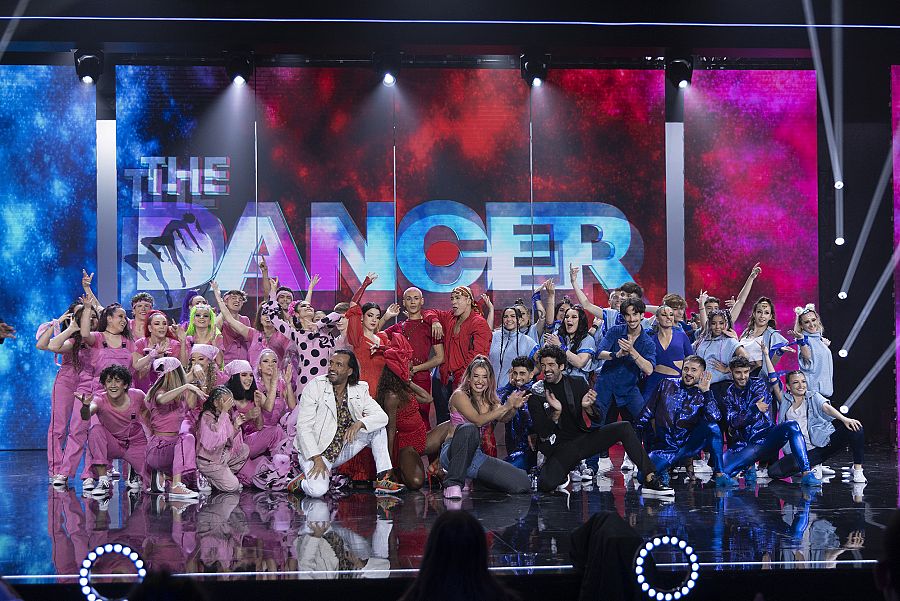 Los capitantes junto a los bailarines