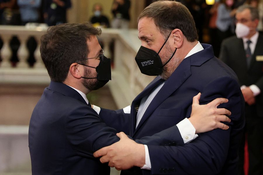 Oriol Junqueras se abraza con Pere Aragonès tras la investidura del candidato de ERC como 'president'