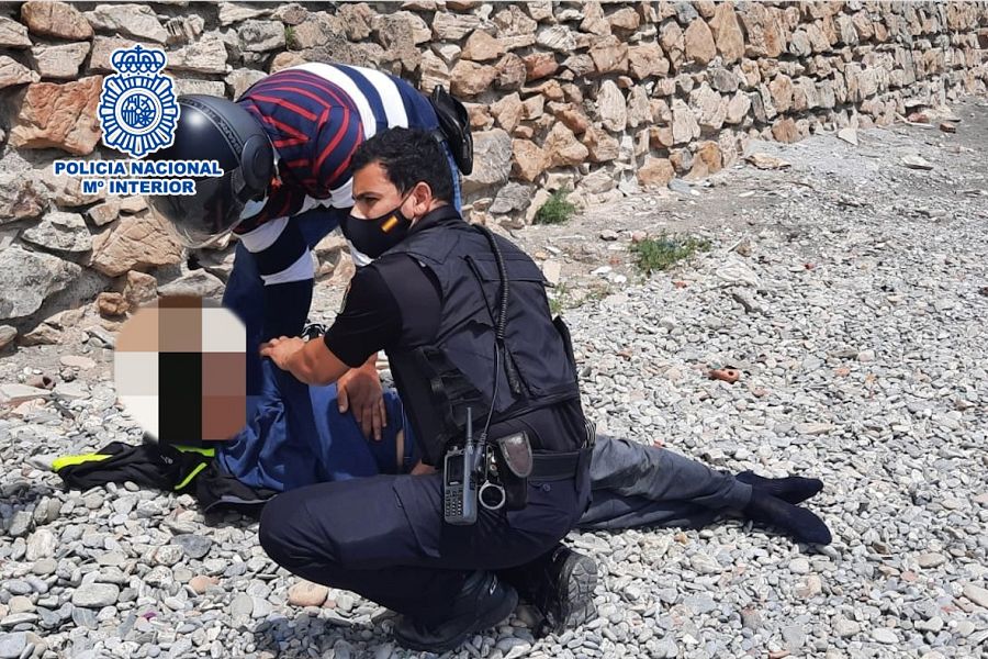 La Policía asiste al joven migrante