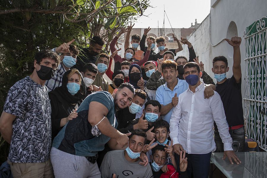 Sabah rodeada de un grupo de 20 menores llegados a Ceuta esta semana antes de su marcha a la nave del Tarajal.