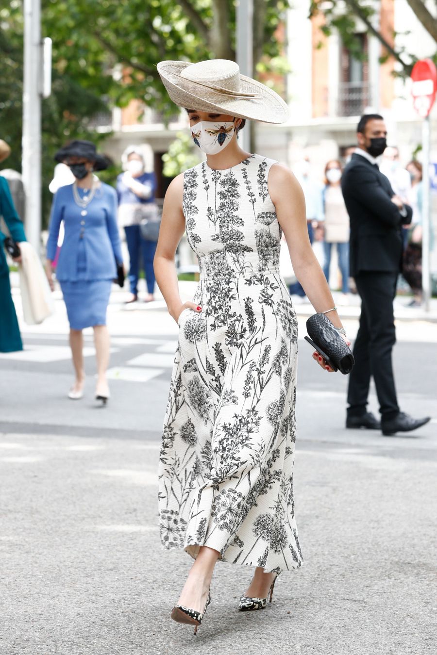 Barbara Mirjan lleva un vestido de Jorge Vázquez,