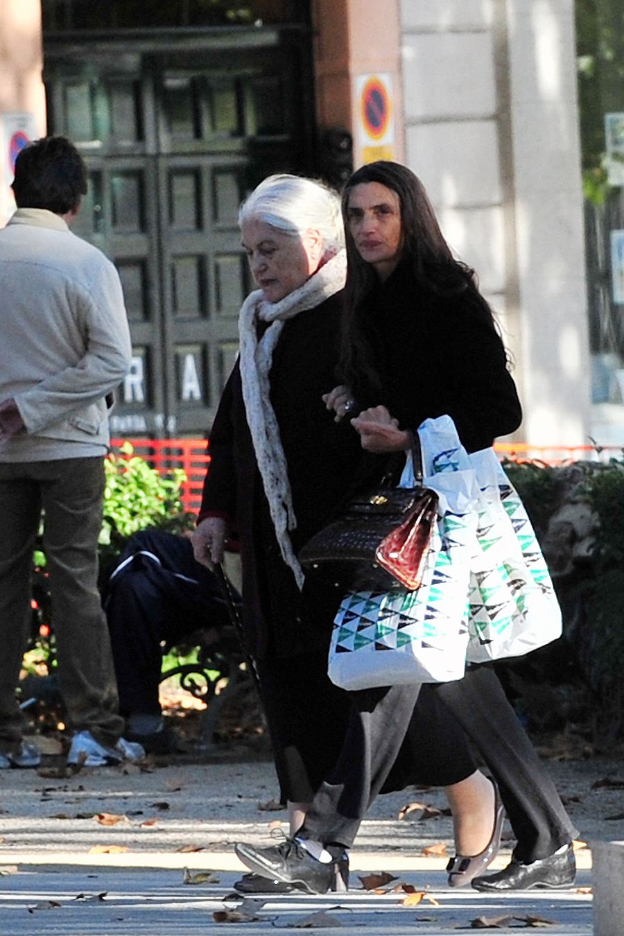 Ángela Molina y su madre, Ángela Tejedor, por las calles de Madrid