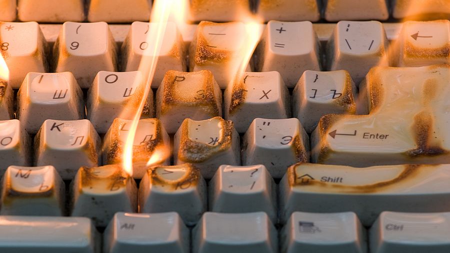 Imagen del teclado de un ordenador ardiendo