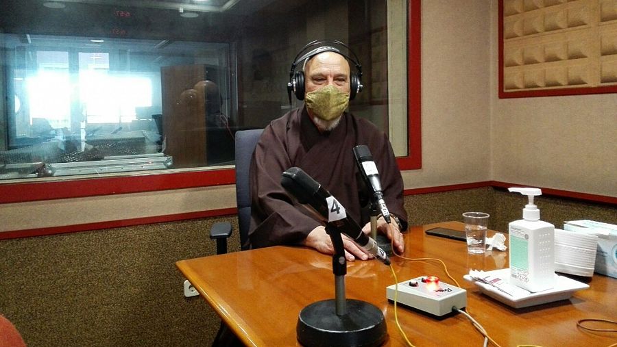 Dokushô Villalba, el prmer monje budista zen español de la historia, en los estudios de RNE