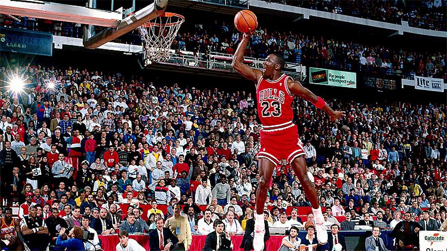 Michael Jordan metiendo una gran canasta