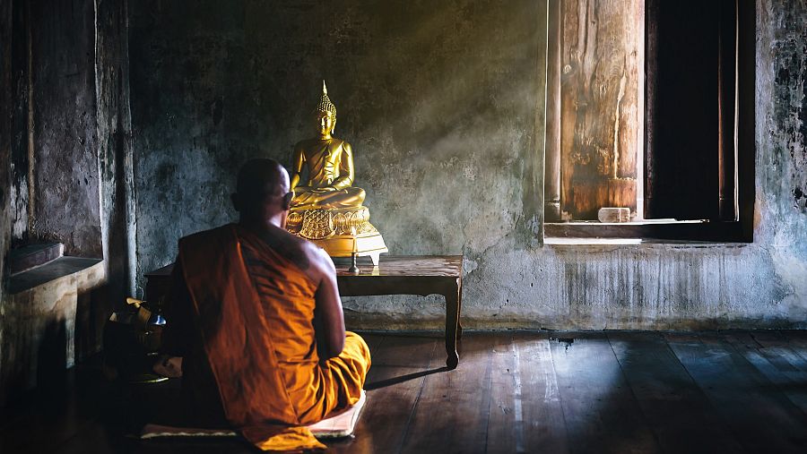 Una persona practicando el budismo