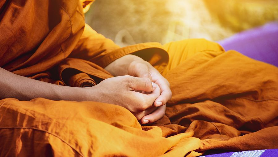 Imagen de una persona practicando budismo