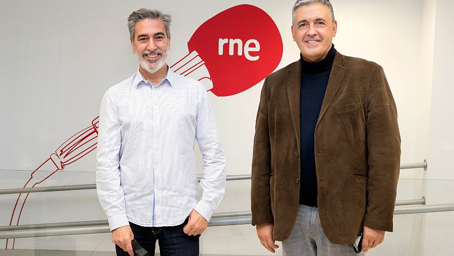 Enrique Caputo junto a Arturo Martín en los pasillos de RNE