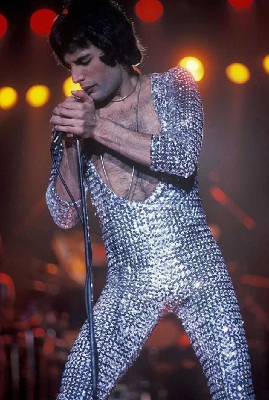 Freddy Mercury, vocalista de Queen, en uno de sus atuendos icónicos