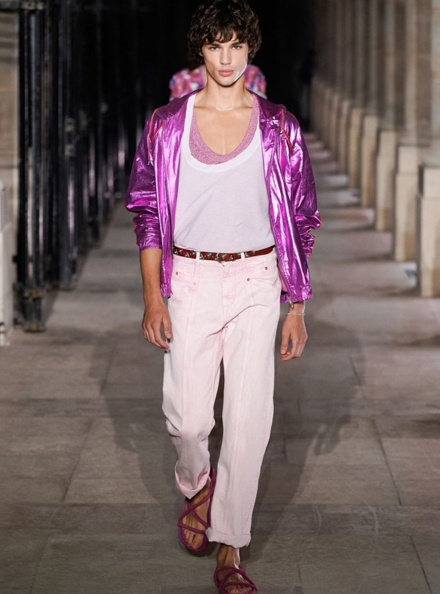 Se considera tímido y aún hoy le impresiona verse desfilando en las ciudades de medio mundo