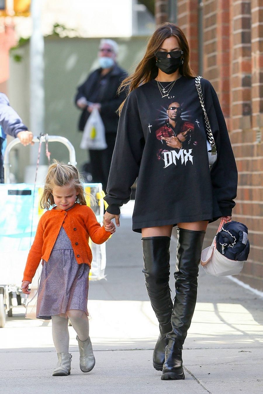 Irina Shayk con su hija en las calles de Nueva York. Camiseta en colaboración con Kanye West y Balenciaga.
