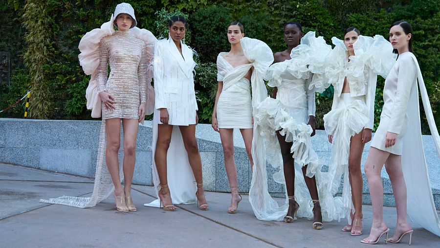 Juana Martin inunda las calles de la capital con la magia de su alta costura