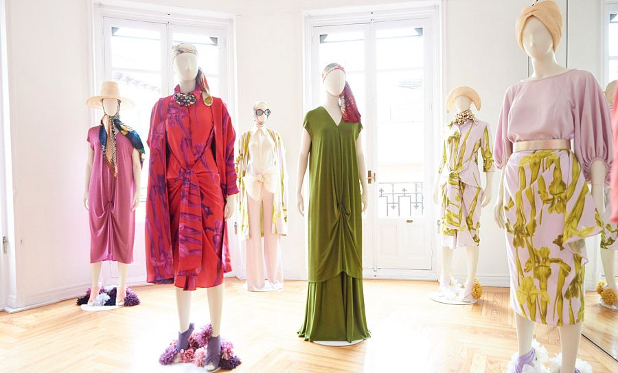 El nuevo atelier de Duyos se convierte en una pasarela llena de luz y cercanía