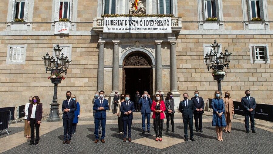 Els 14 consellers s'han fet una fotografia de família a la plaça Sant Jaume