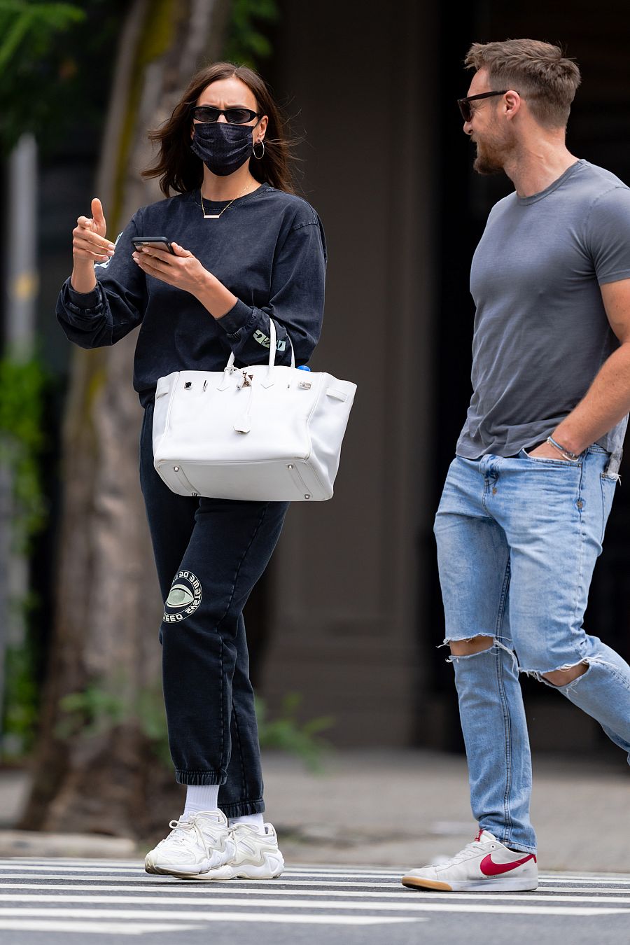 Irina Shayk con un hombre misterioso en Nueva York