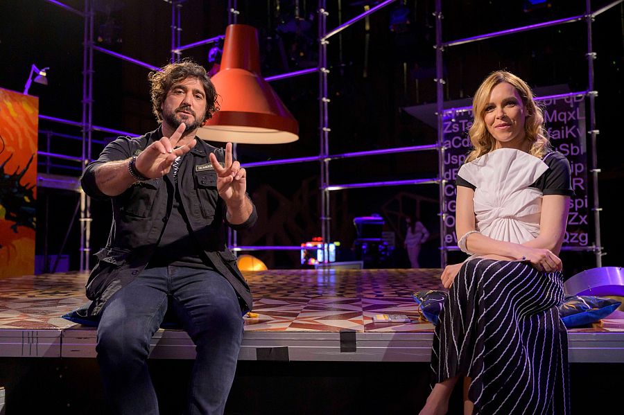 Antonio Orozco i Tània Sarrias asseguts a l'esglaó del plató a 'Punts de vista'