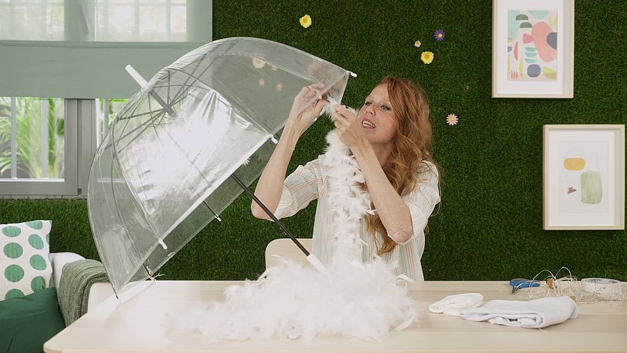 María Resuelve con María Castro ¿ Disfraces Marinos- Convierte un paraguas en una medusa