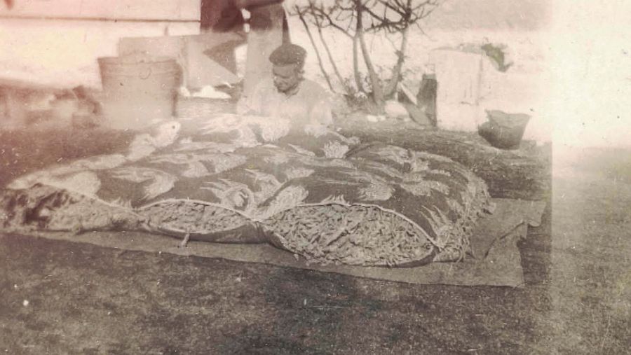 Colchoneros vareando colchones de lana en Cariñena