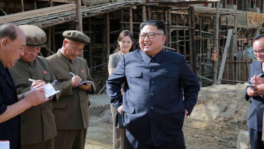 Todos toman notas de las palabras de Kim Jong-un, incluso los militares que forman parte de su séquito