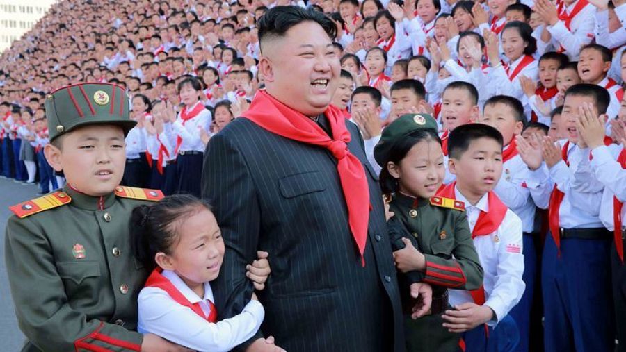 Una estampa habitual del Líder Supremo: Kim-Jong-Un rodeado de niños en una gran concentración del partido